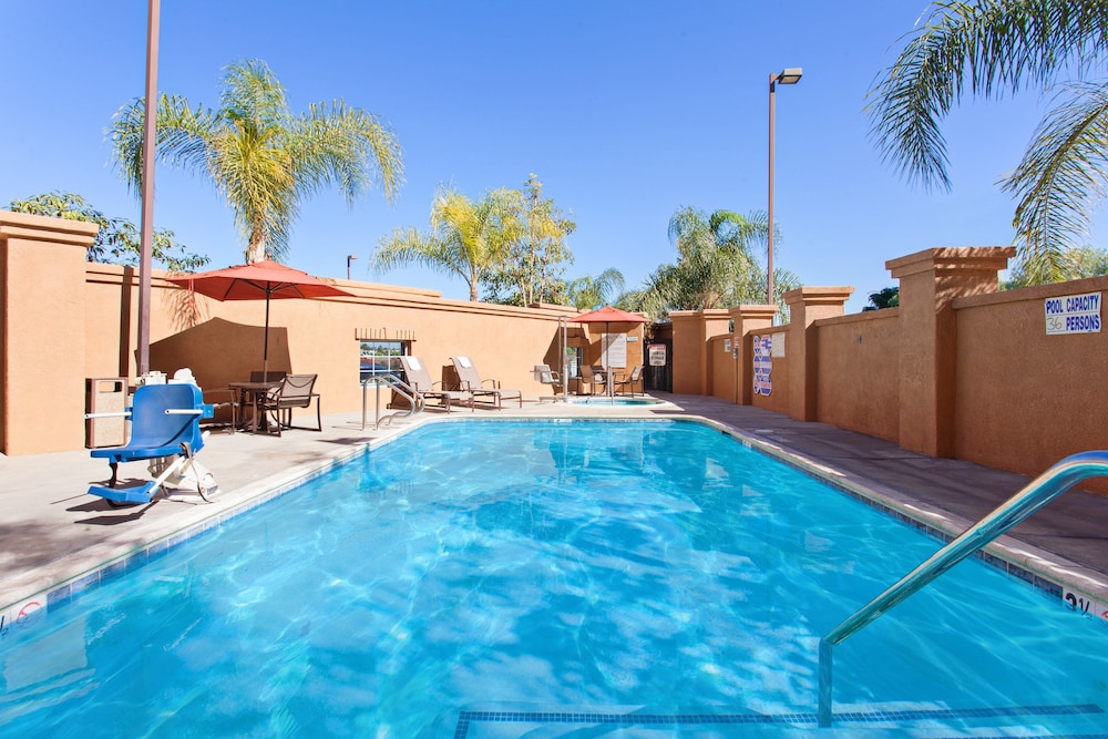 Holiday Inn Express Hotel & Suites Corona 1/57