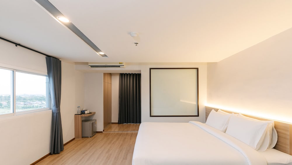 The Srivaree Airport Hotel 12/50