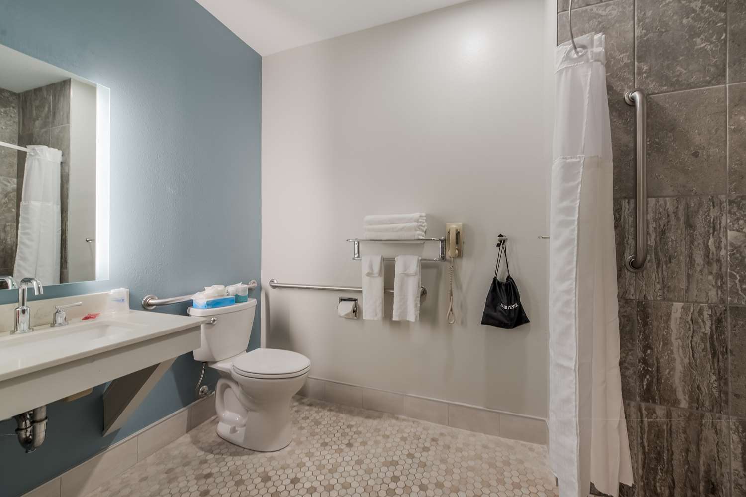 غرفة بسرير كينج لذوي الإعاقة، SureStay Plus Hotel by Best Western Highland Poughkeepsie 4/4