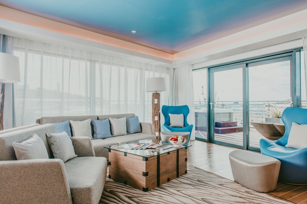 Royal Yacht Hotel 48/75