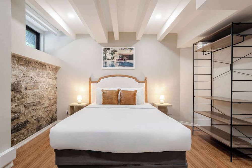 STANDARD, QUEEN BED