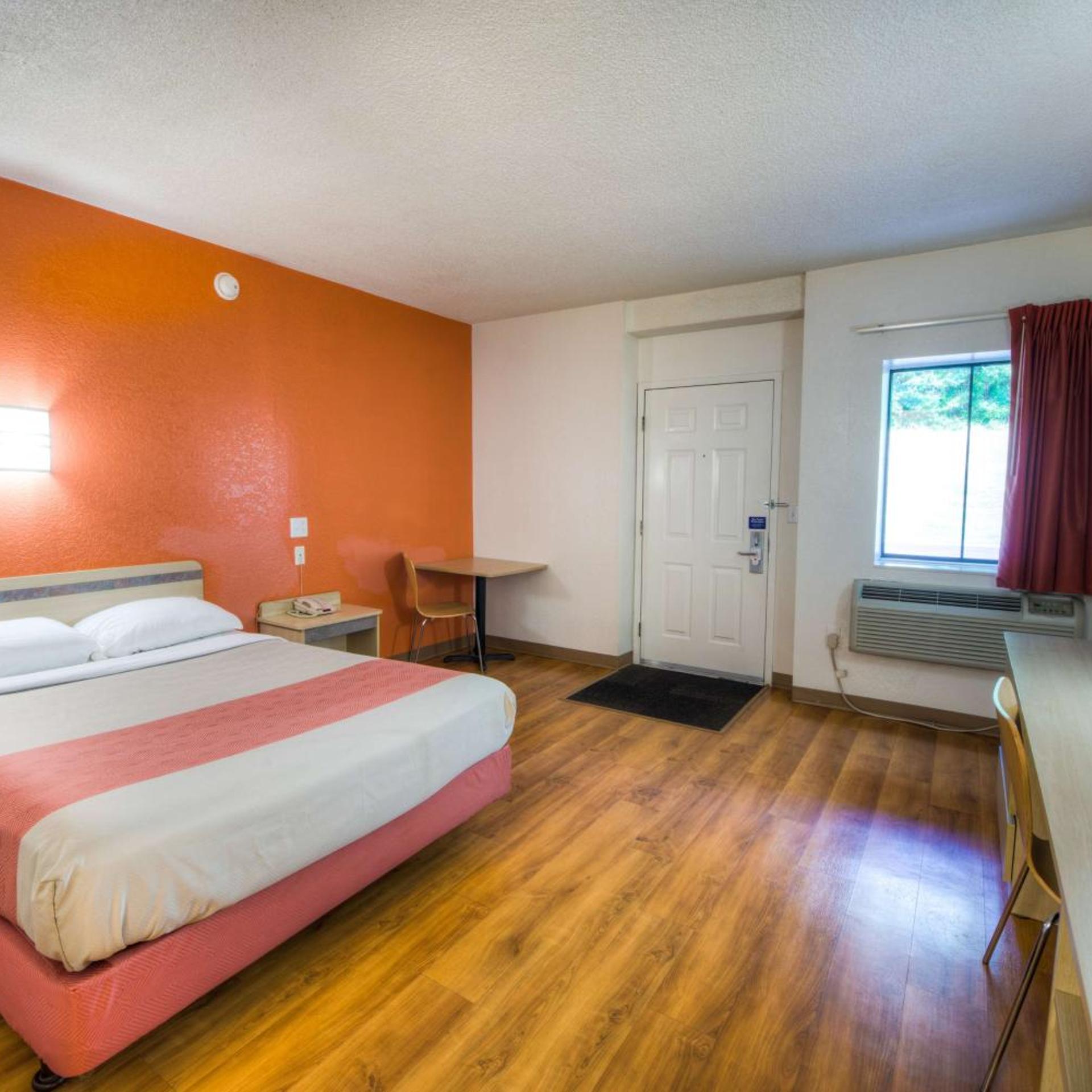 1 Queen Bed - Micfridge, Smoking