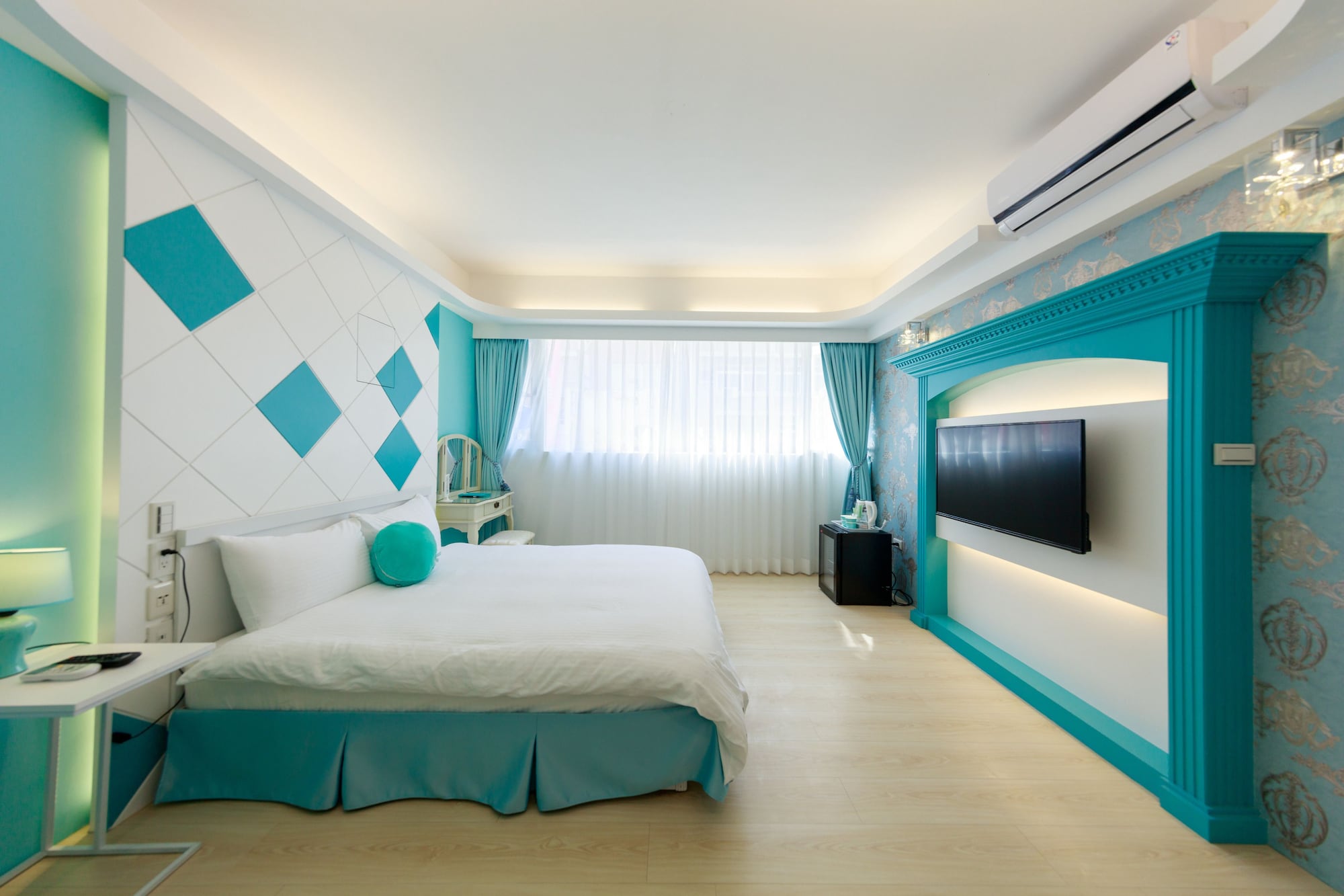DELUXE, DOUBLE BED
