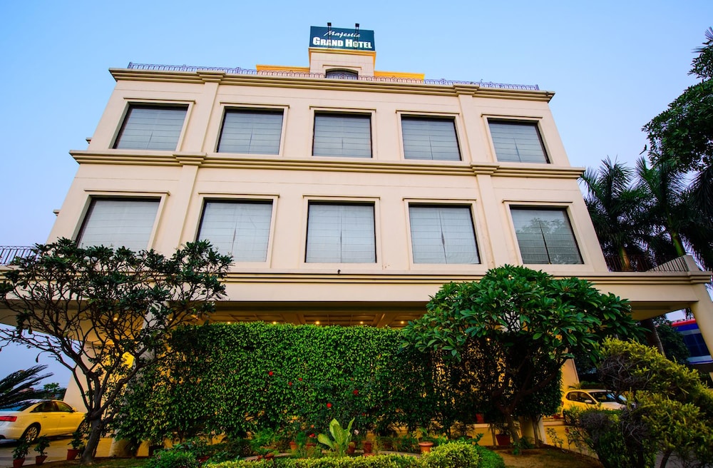 HOTEL MAJESTIC GRAND 1/18
