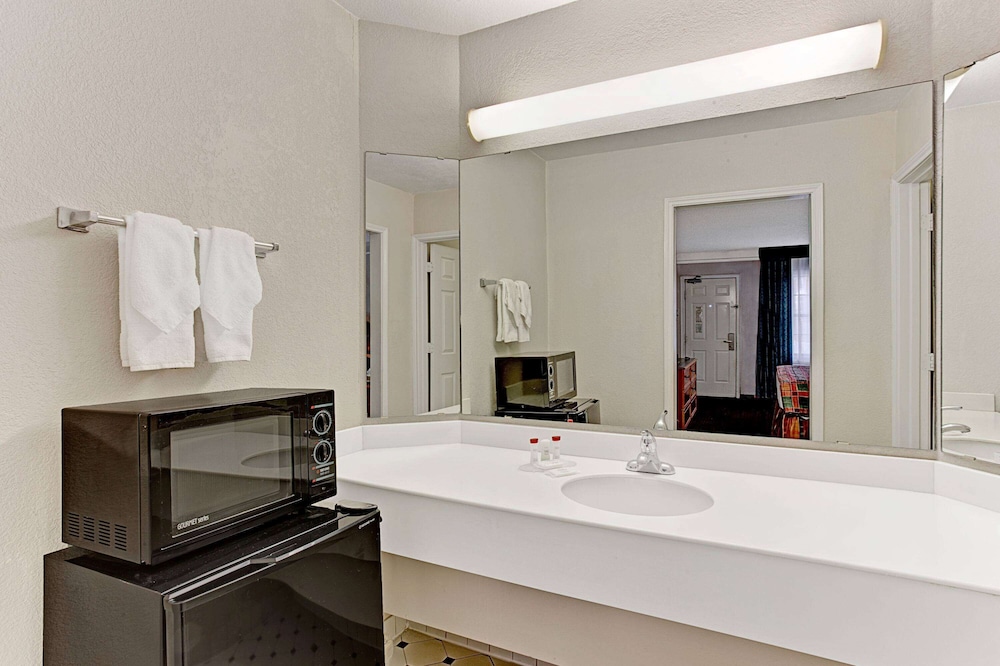 Days Inn by Wyndham Tucson City Center 8/23