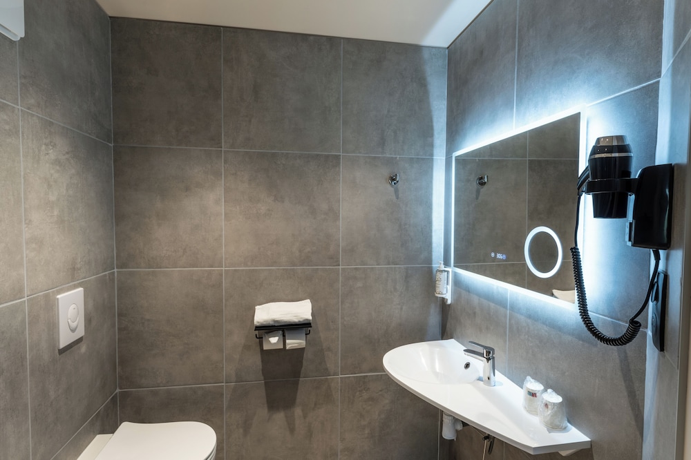 Brit Hotel Bourges L Olympia 54/54
