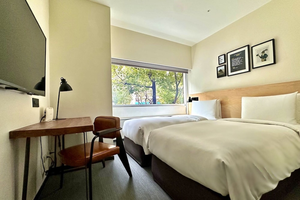 MEDIUM, TREE, TWIN BEDS, WITH VIEW