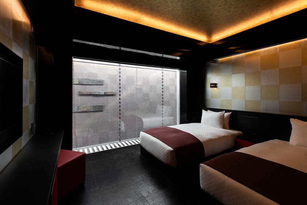 DELUXE, TWIN BEDS, KITCHENETTE