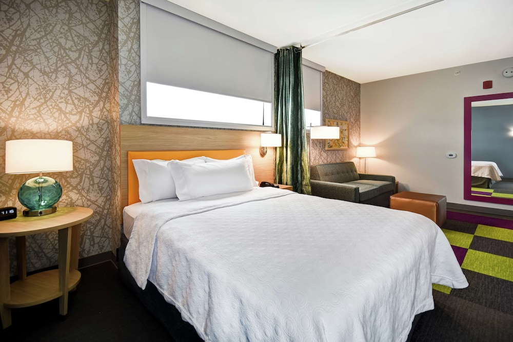 Suite, Queen Bed, Bathtub