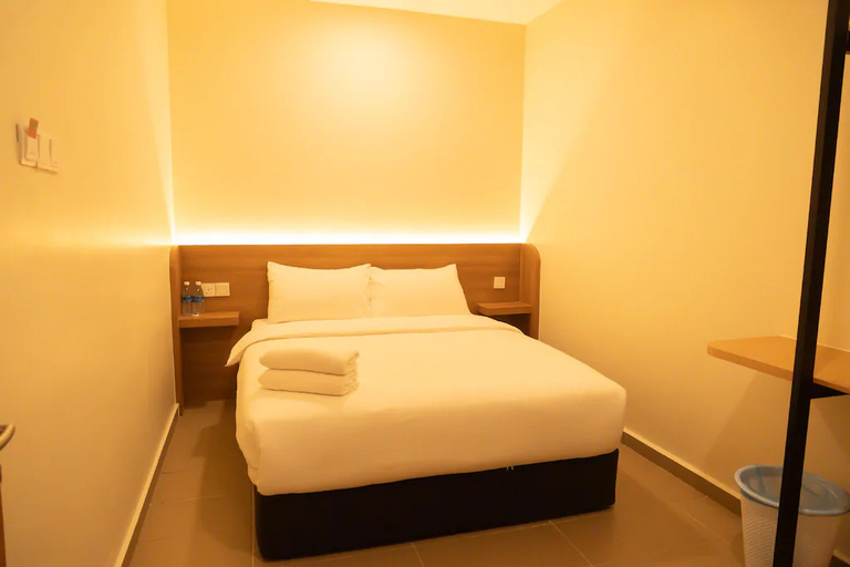 Superior, Queen Bed, No Window