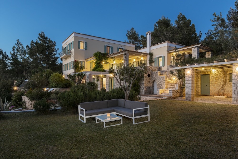 Electra Beachfront Villa 44/50