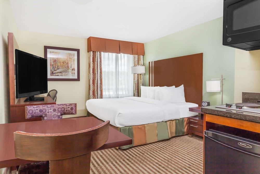 Ramada by Wyndham Carlyle 14/29