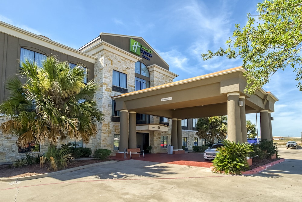 Holiday Inn Express Suites Beeville 3/76