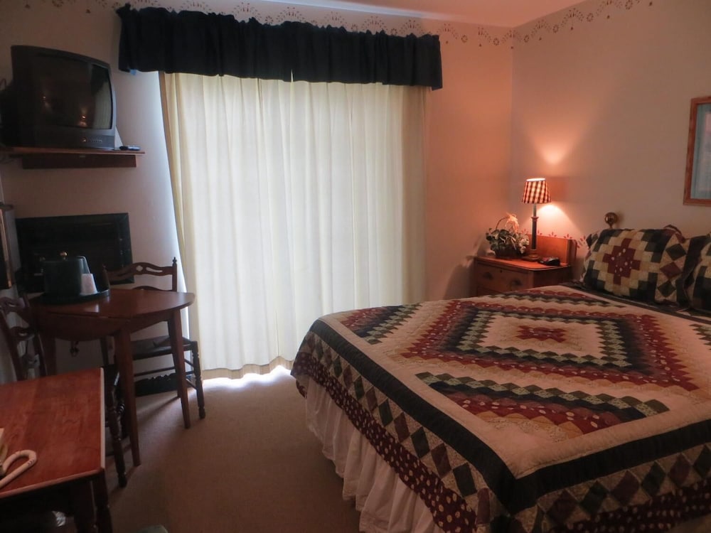Snyder Apos S Shoreline Inn 26/73