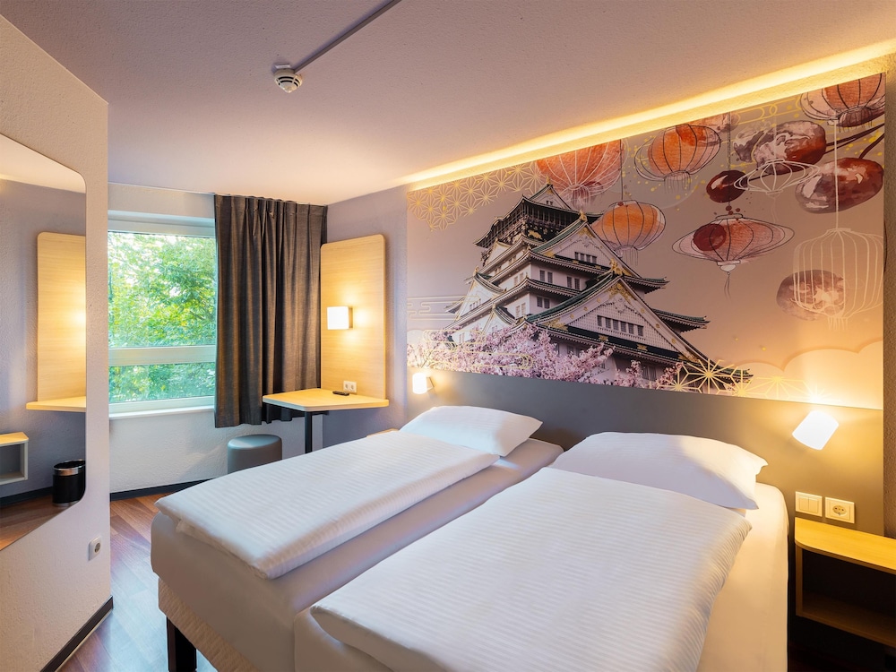 ROOM, DOUBLE BED