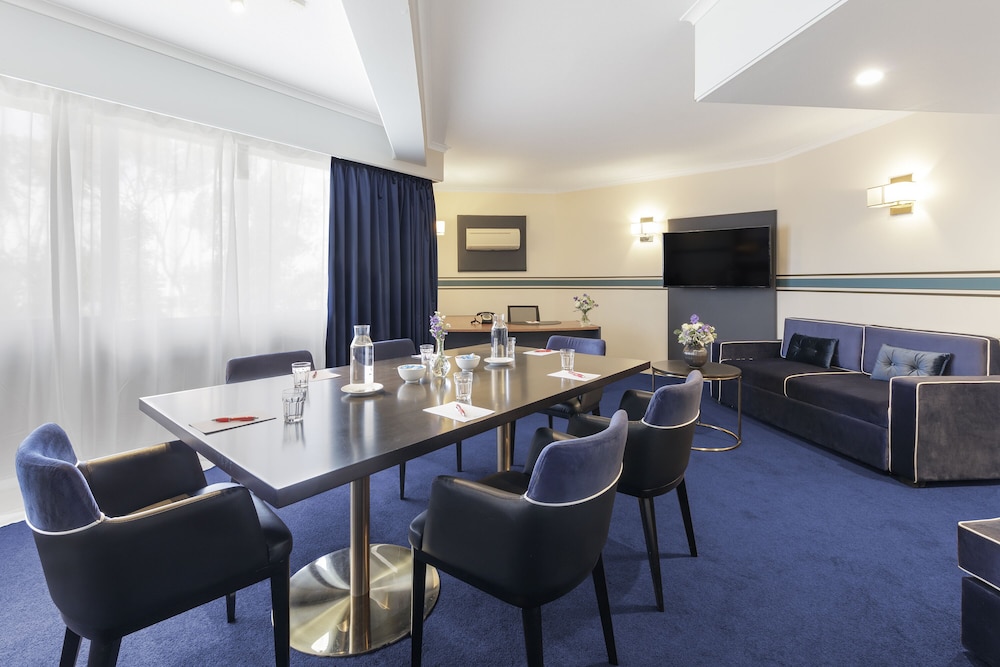 Ramada by Wyndham Diplomat Canberra 48/65