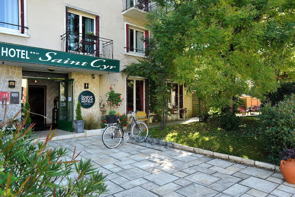 HOTEL LE SAINT CYR 2/41
