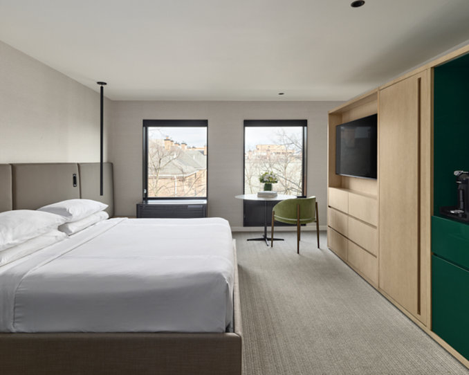 DELUXE, KING BED