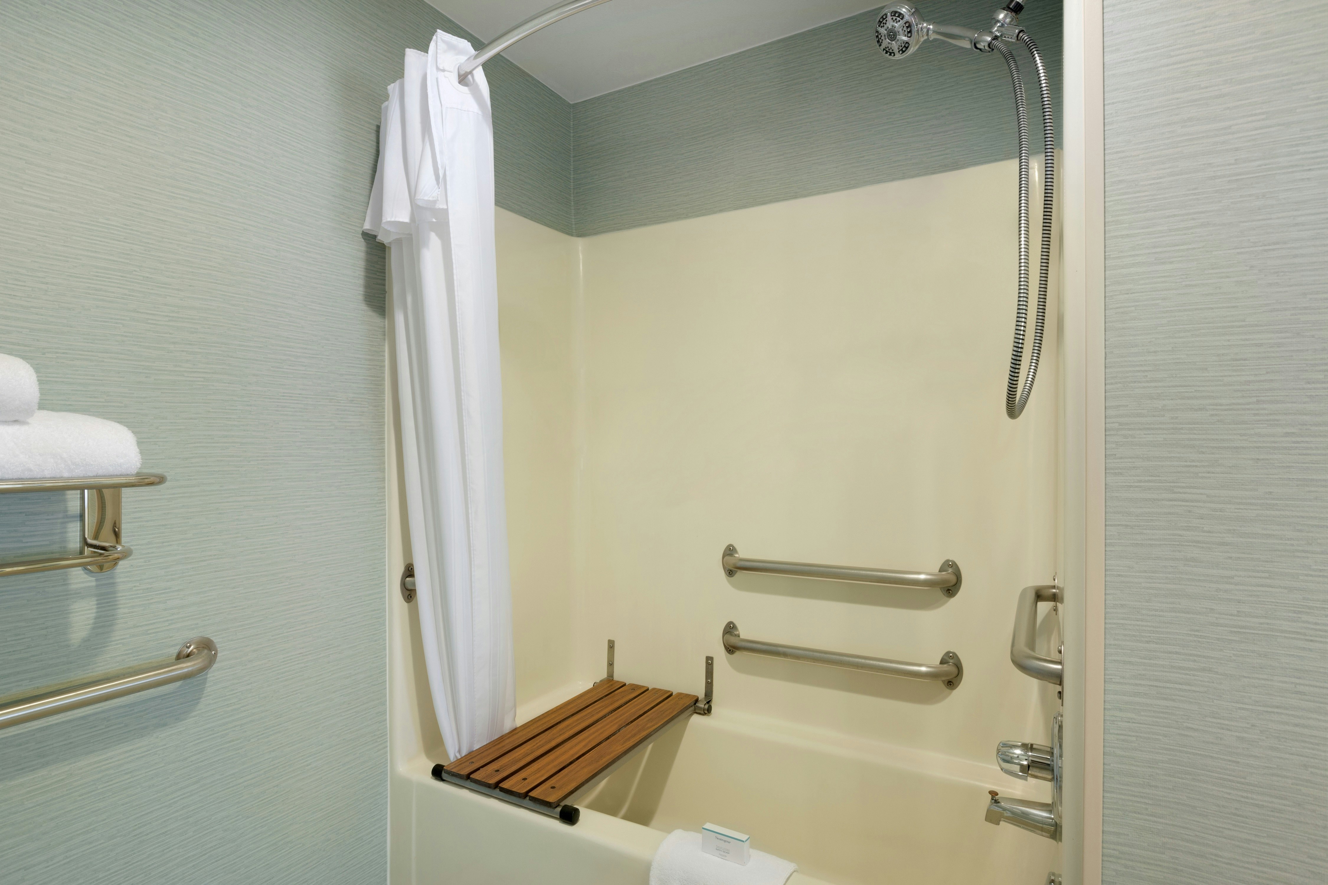 SUITE, QUEEN BED, ACCESSIBLE