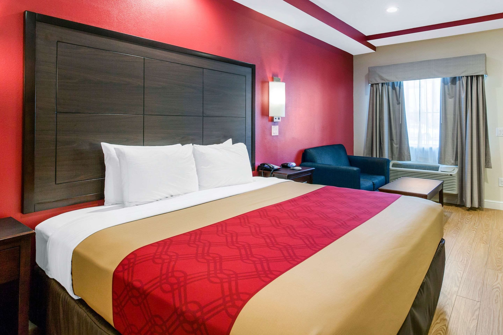 SUITE, KING BED, ACCESSIBLE