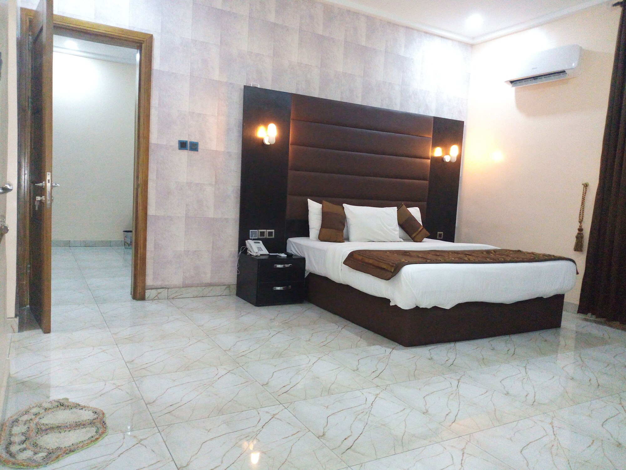 BASIC, SUITE, QUEEN BED