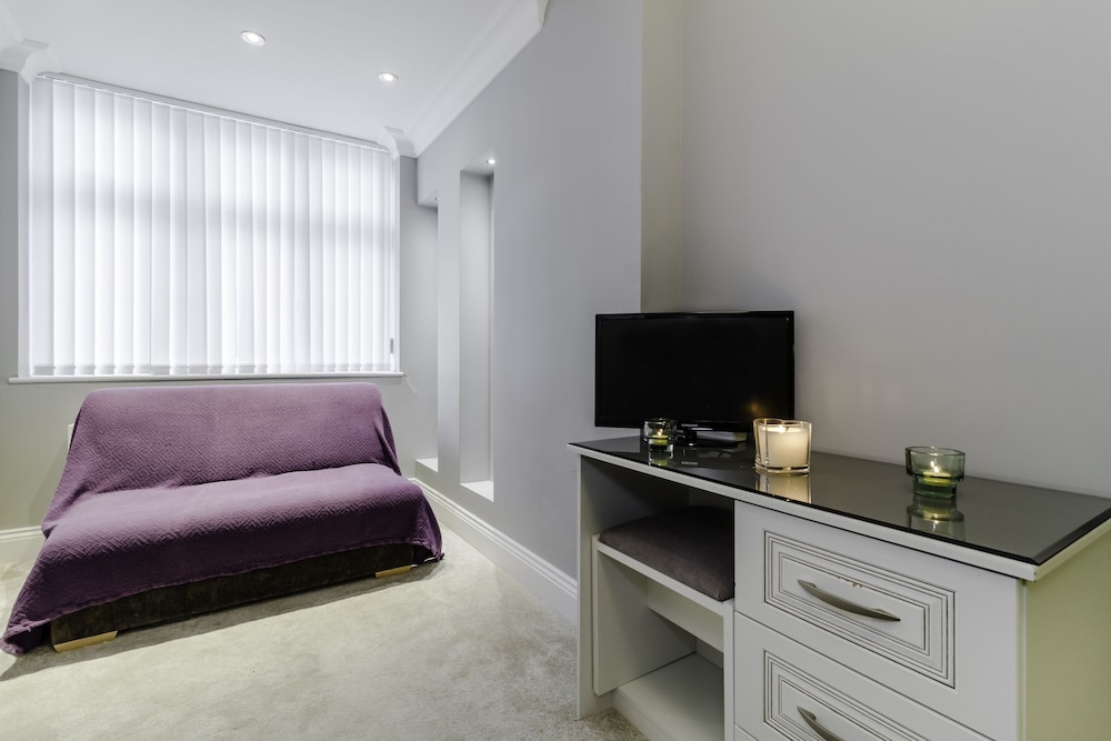 Brooklyn House Bramley Road 25/40