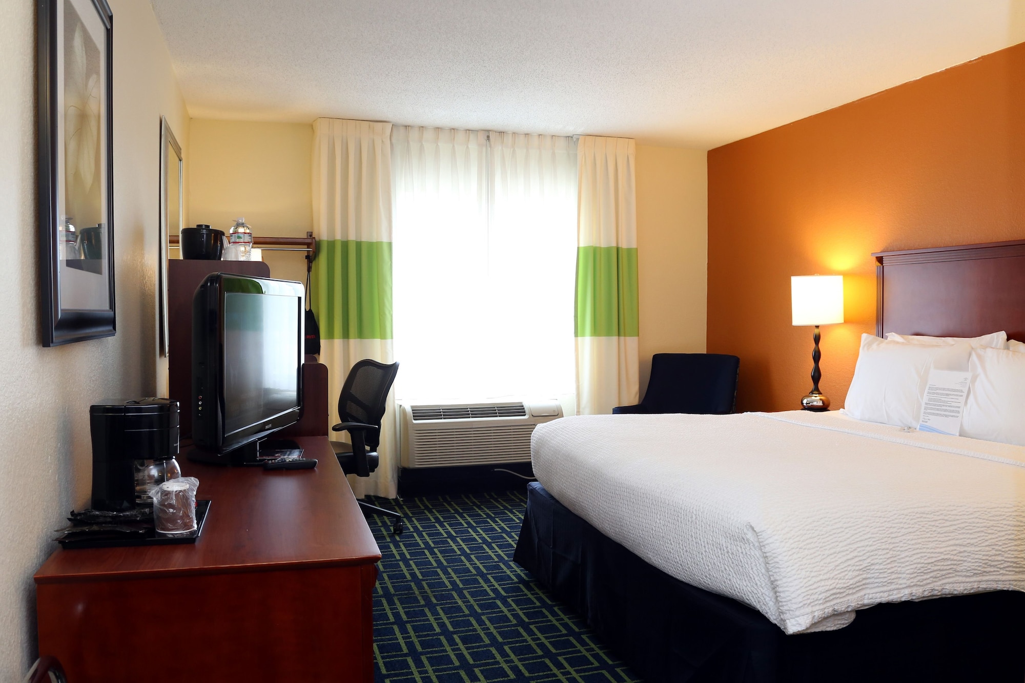 غرفة قياسية بسرير كينج، Quality Inn Cranberry Township 2/4