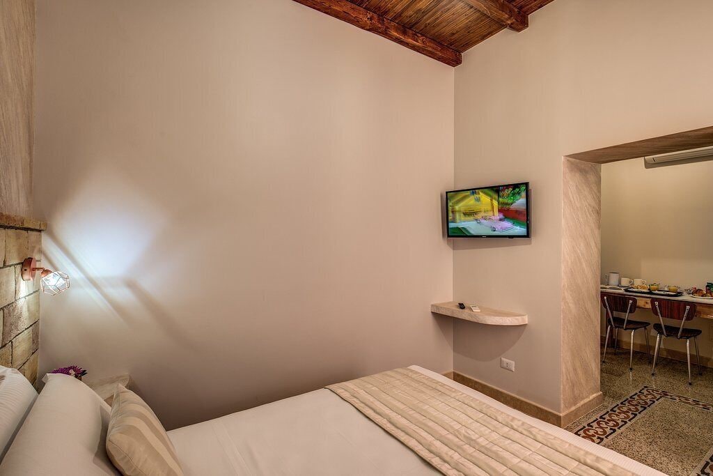 SUPERIOR, DOUBLE OR TWIN BED