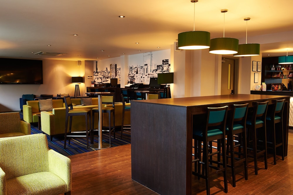Holiday Inn Express Manchester Airport 55/74