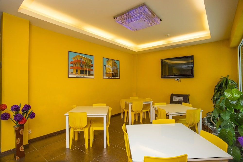 OYO 44037 King Park Hotel 28/30