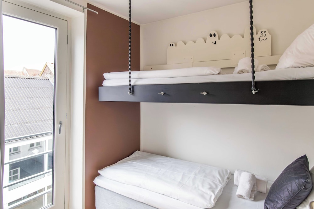 3 Bedrooms, Apartment, 1 Double and 2 Bunk Beds, Street Side View، Kolding Hotel Apartments 3/7