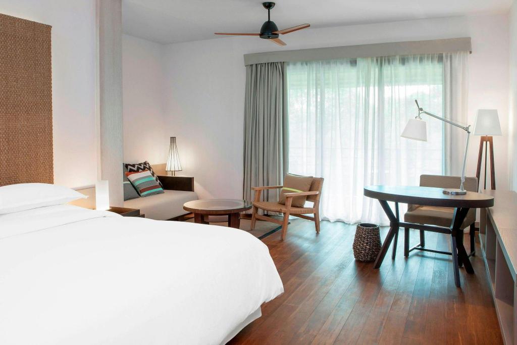 غرفة كبيرة بسرير كينج بإطلالة على الحديقة بشرفة مع أريكة، Sheraton New Caledonia Deva Resort & Spa 5/7