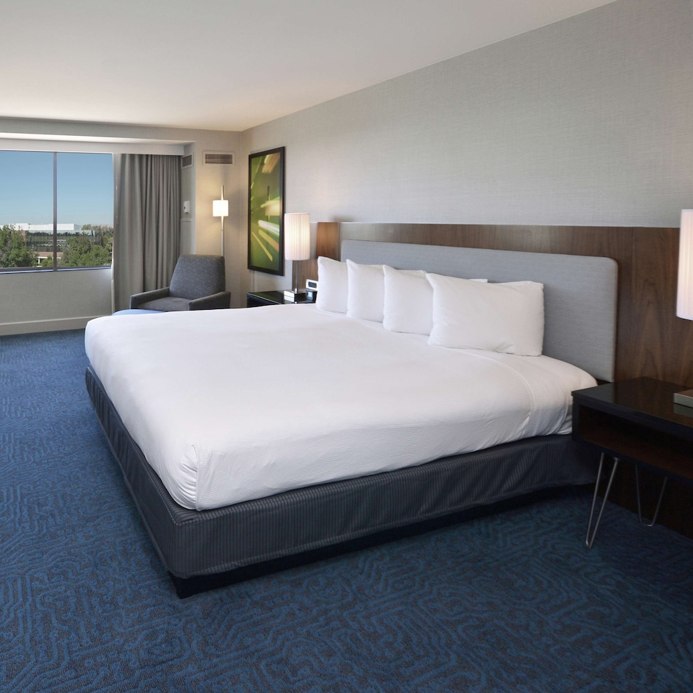 Doubletree By Hilton Newark Fremont 11/76
