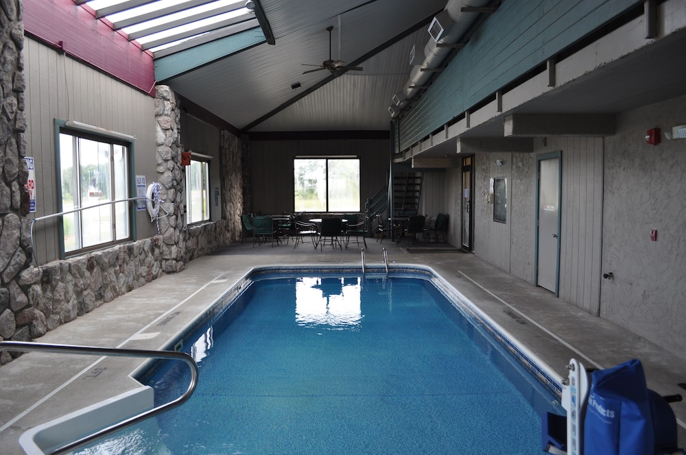 Super 8 by Wyndham Petoskey 14/21