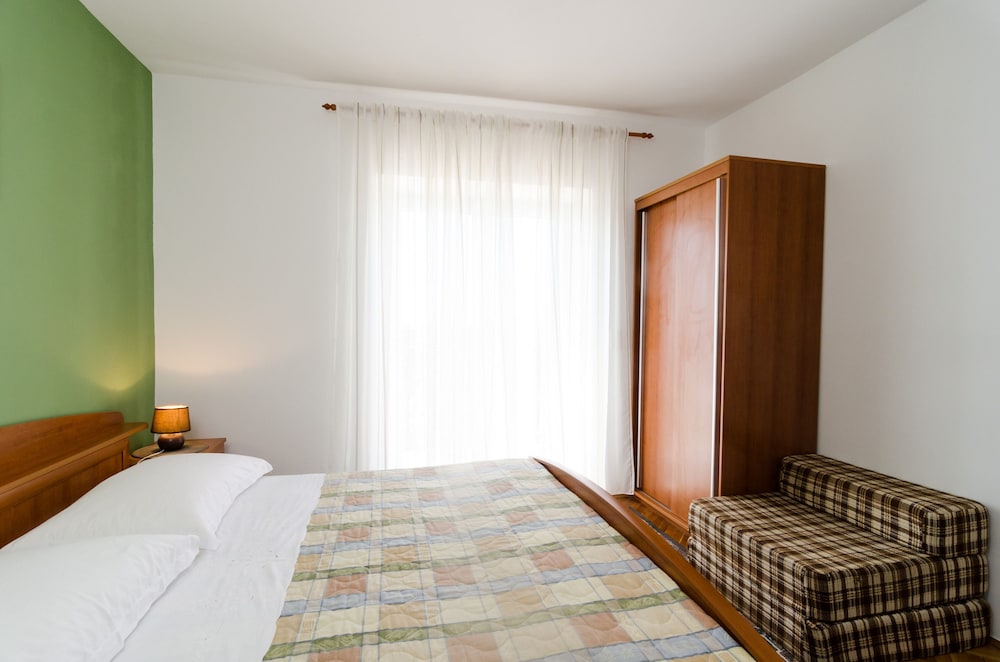 GUESTHOUSE MORETIC 11/40