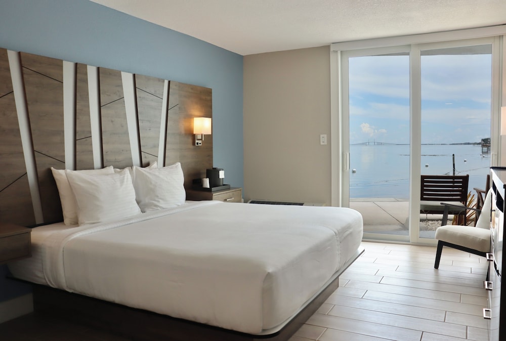 Premier, King Bed, Water Side