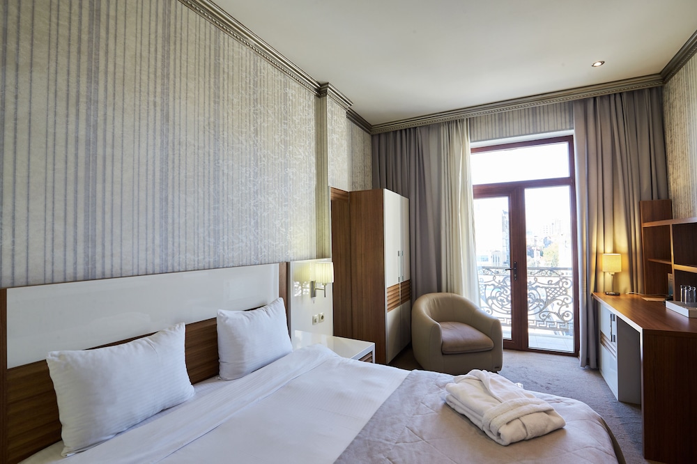Boulevard Side Hotel 20/73