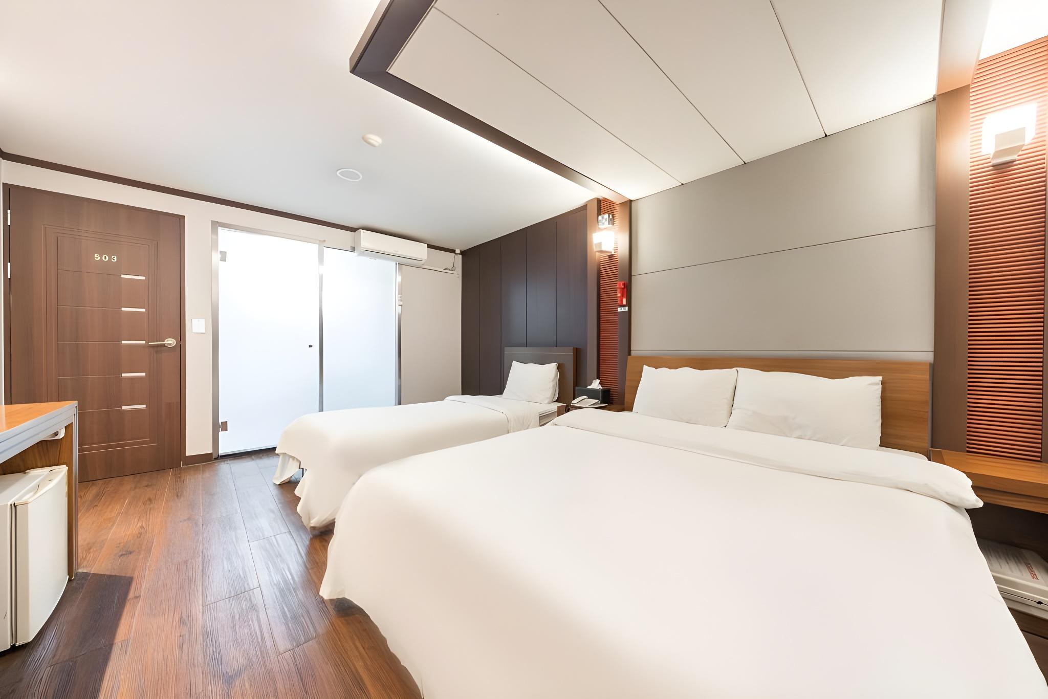 DELUXE, TWIN BEDS