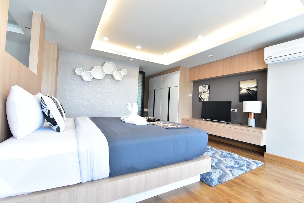 The U-Time Hotel 12/43