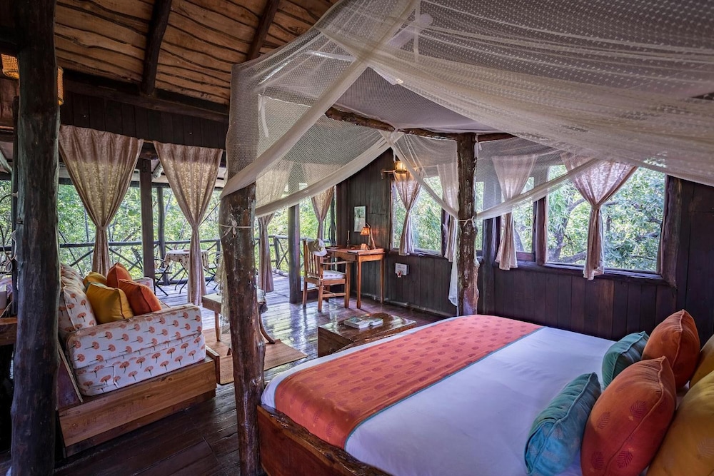 TREE HOUSE HIDEAWAY 3/50