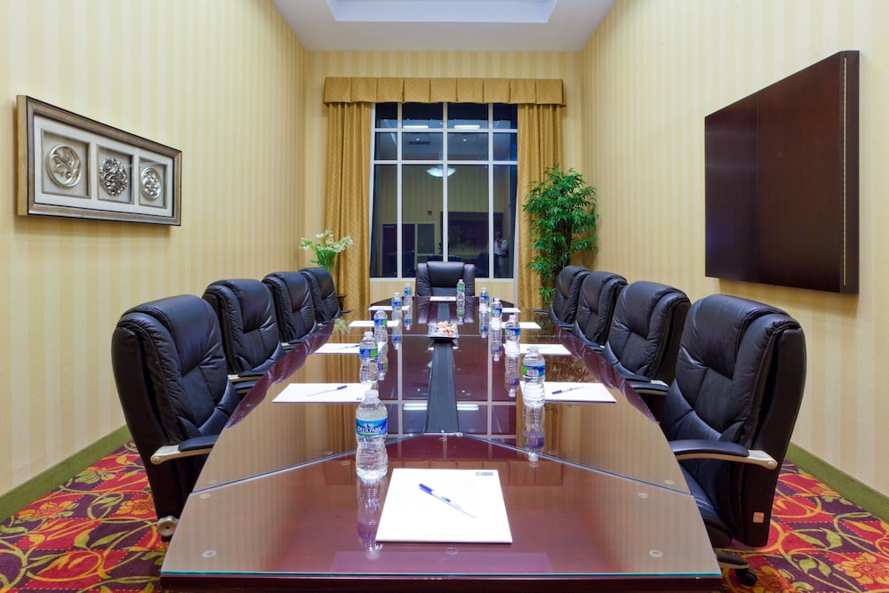 Holiday Inn Express Woodstock-Shenandoah Valley 27/28