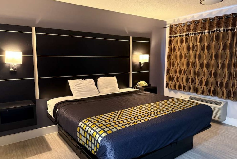 غرفة بسرير كينج، Coratel Inn & Suites by Jasper Hastings 3/10