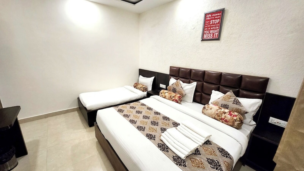 HOTEL KRISHNAS 37/59