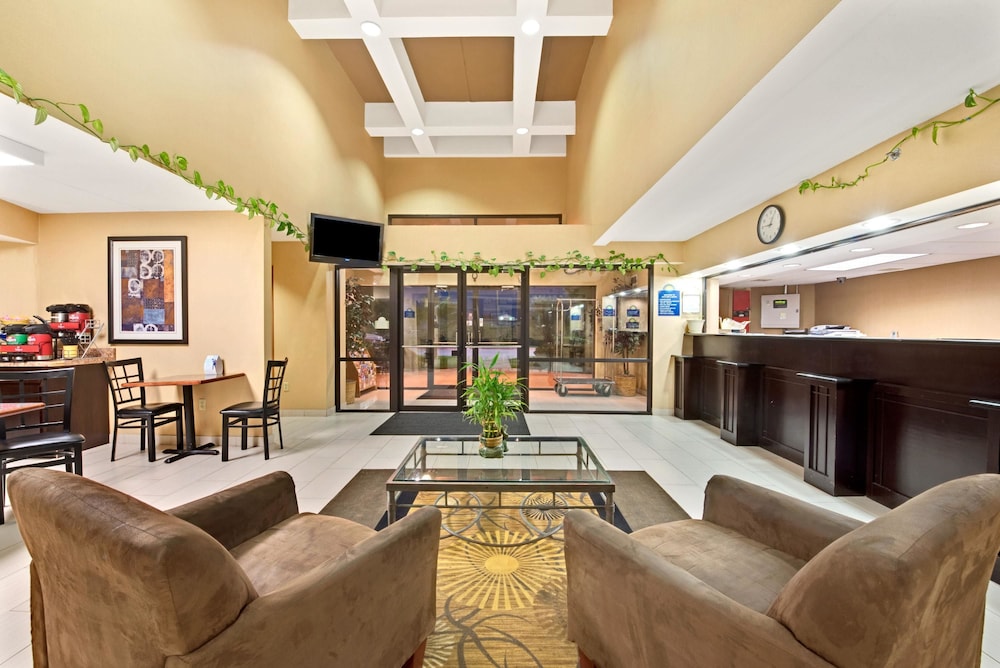 Days Inn & Suites by Wyndham DeSoto 26/44