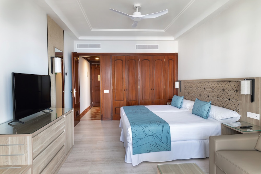 غرفة بسرير مزدوج بشرفة بإطلالة جزئية على البحر، Hotel Riu Madeira 6/8