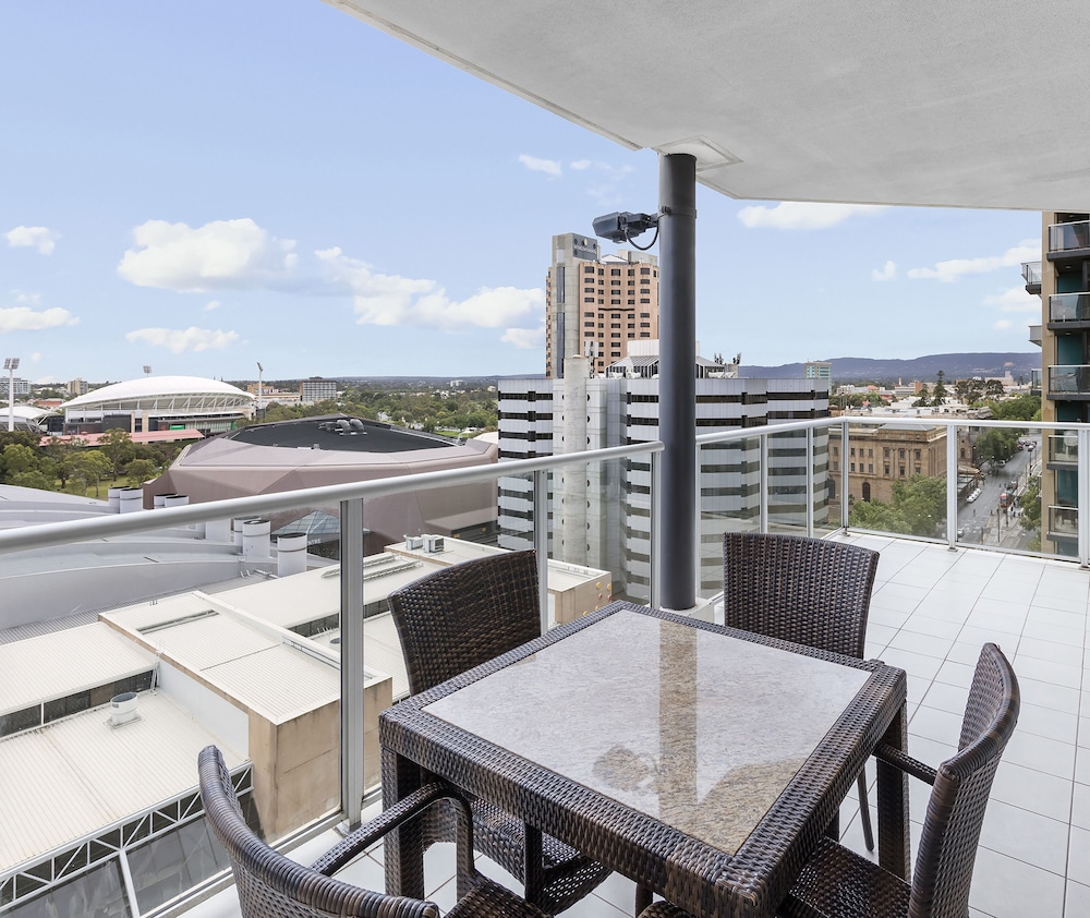 Oaks Embassy Adelaide Suites 49/64