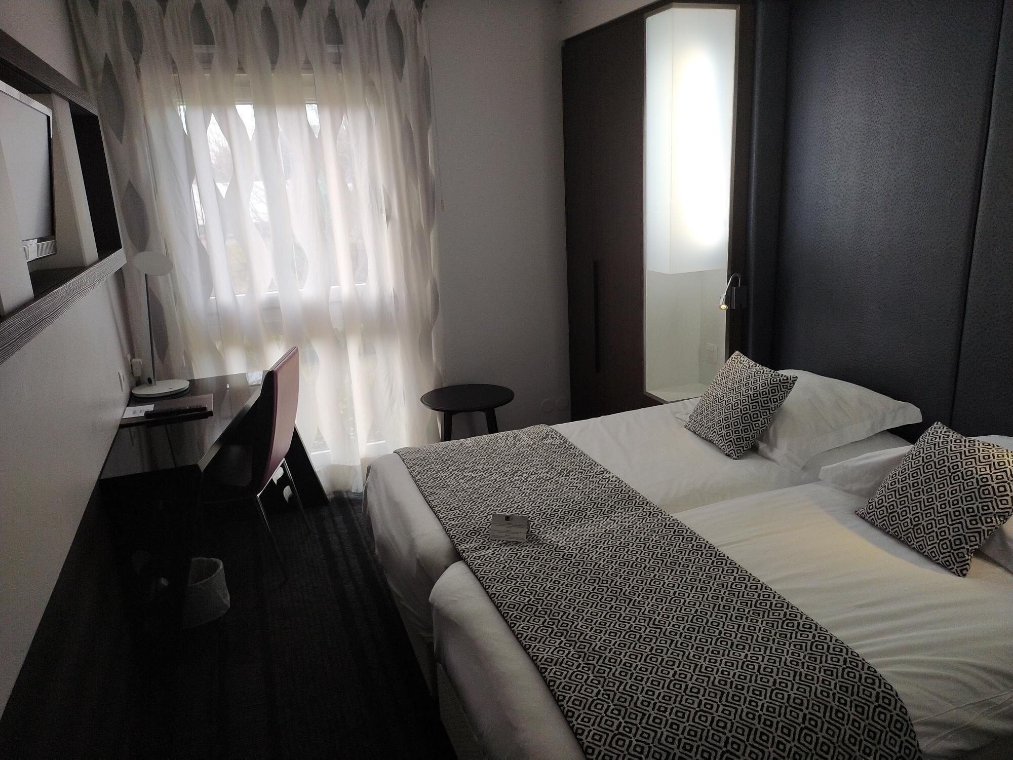 ROOM, TWIN BEDS