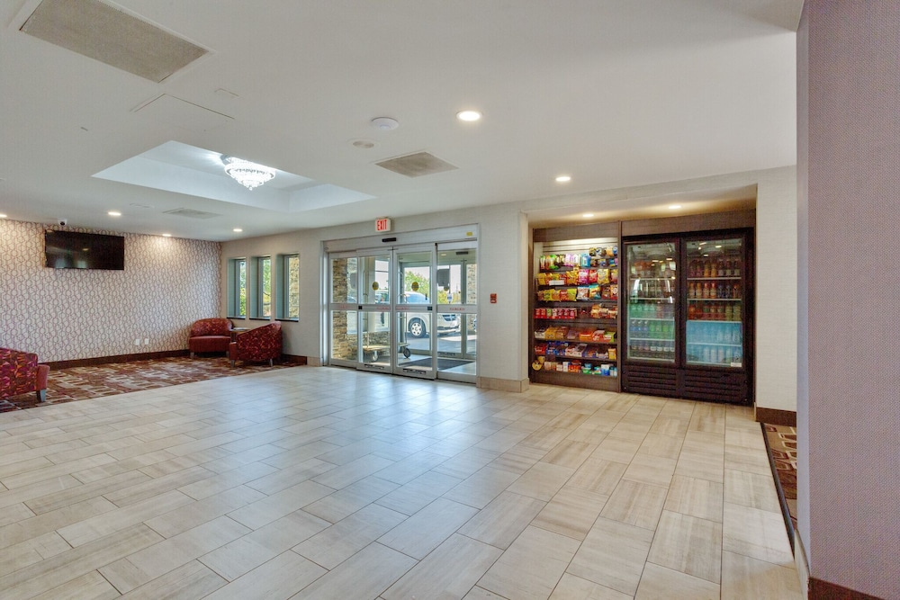 Orangewood Inn & Suites Kansas City Airport 8/37