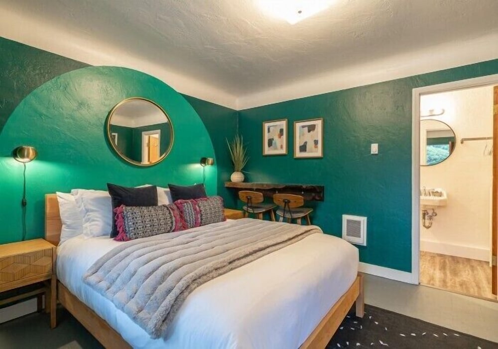 Green, Queen Bed