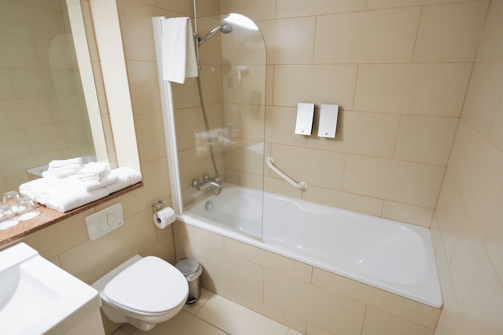 غرفة قياسية ثلاثية بسرير مزدوج وسرير فردي بحوض استحمام، Hotel Laki 6/7